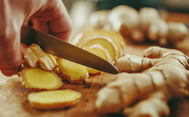 Очистите имбирь от кожицы Нарежьте имбирь на тонкие слайсы