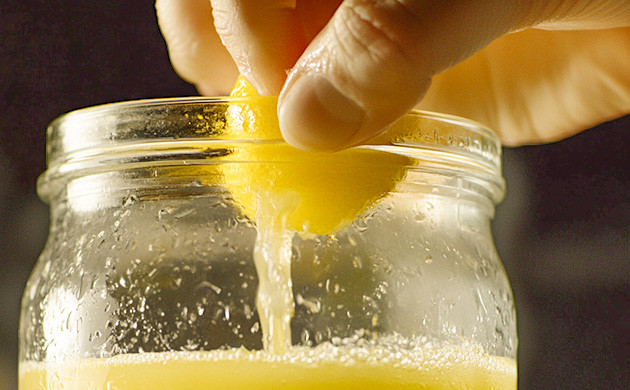 Выдавите лимонный сок Лимонный сок для свекольного канна-лимонада