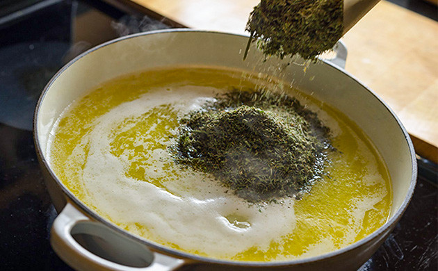 Смешивание измельченной конопли и растопленного масла