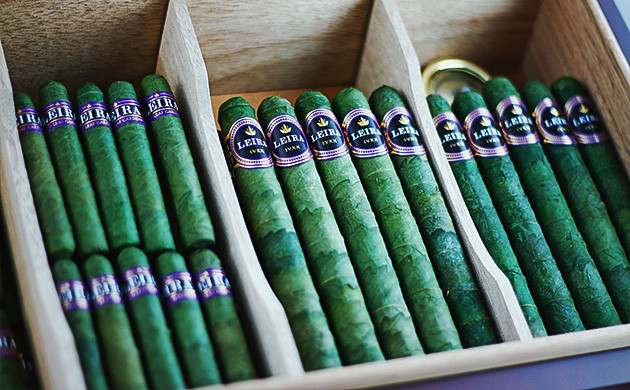 Блант в листьях конопли